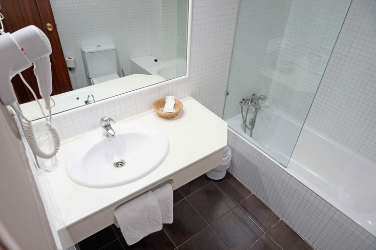 Bathroom 5, Hotel Cesaraugusta, Zaragoza