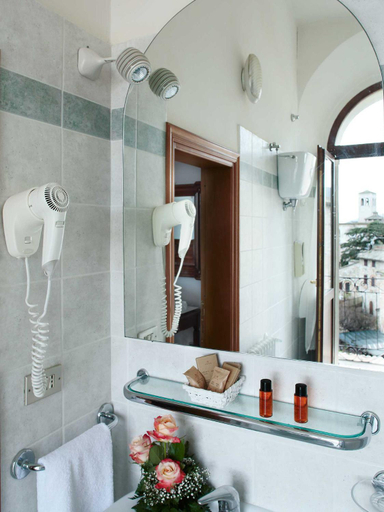 Bathroom 4, Windsor Savoia, Perugia