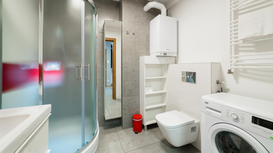 Bathroom 3, Komuny Paryskiej, Sun & Snow, Jelenia Góra