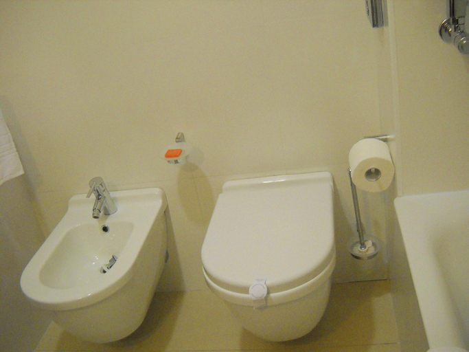 Bathroom 5, Hotel Tiber, Rome