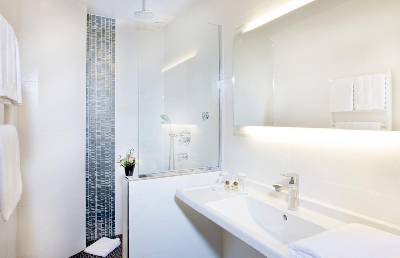 Bathroom 4, Hotel Saint Petersbourg Opera & Spa, Paris