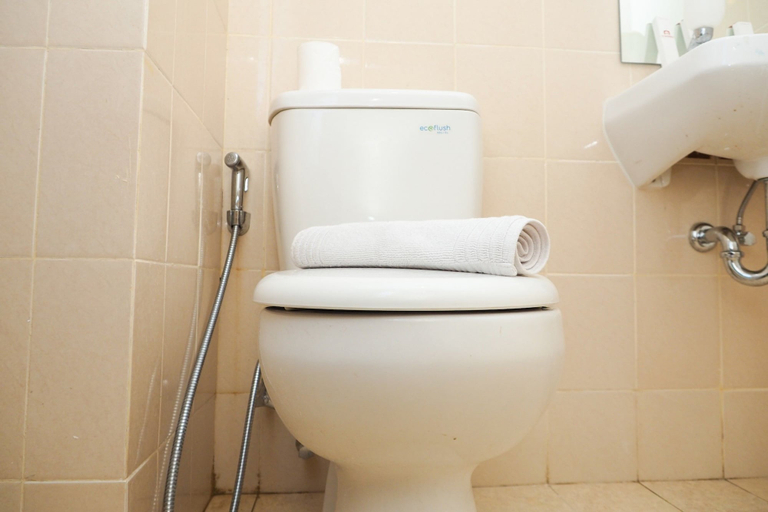 Bathroom 4, Comfortable 2BR Parahyangan Residence Apartment, Bandung