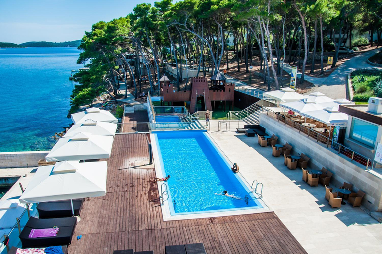 Others 4, Hotel Maxim, Sali