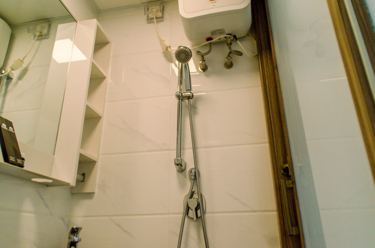 Bathroom 5, Cozy and Simply Studio at Sky House BSD Apartment, Tangerang Selatan