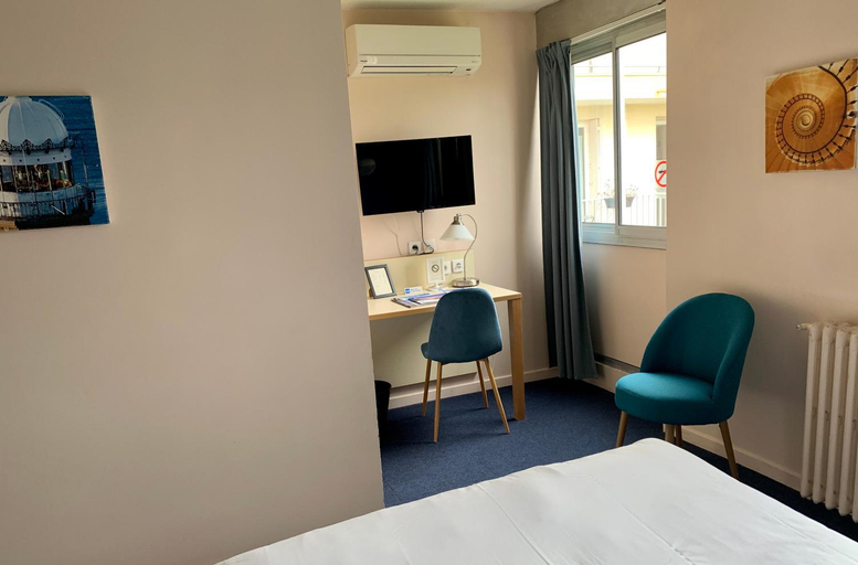 Bedroom 2, Amerique Hotel Palavas Montpellier Sud -LOGIS- , Hérault