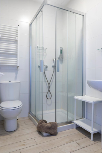 Bathroom 3, Albergue LaMorena, Palencia