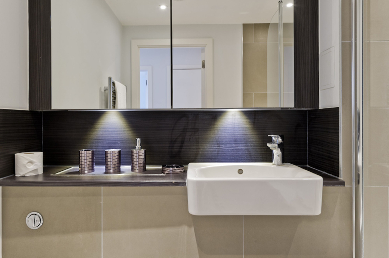 Bathroom 3, Spacious Flat Near South Bank by Underthedoormat, London