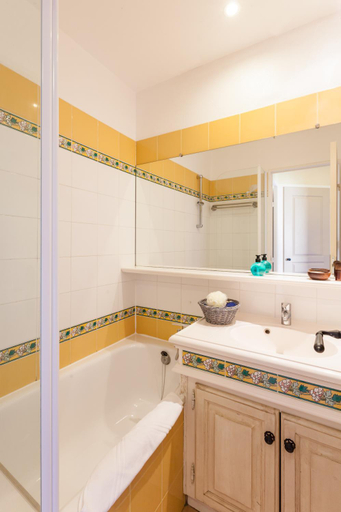 Bathroom 2, Residence Pierre & Vacances Les Restanques du Golfe de Saint-Tropez, Var