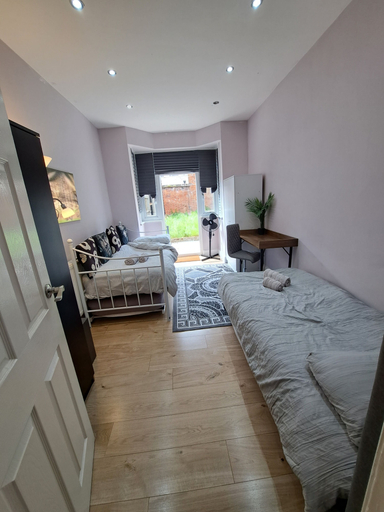 Others 4, Comfy Fenia Stay, London