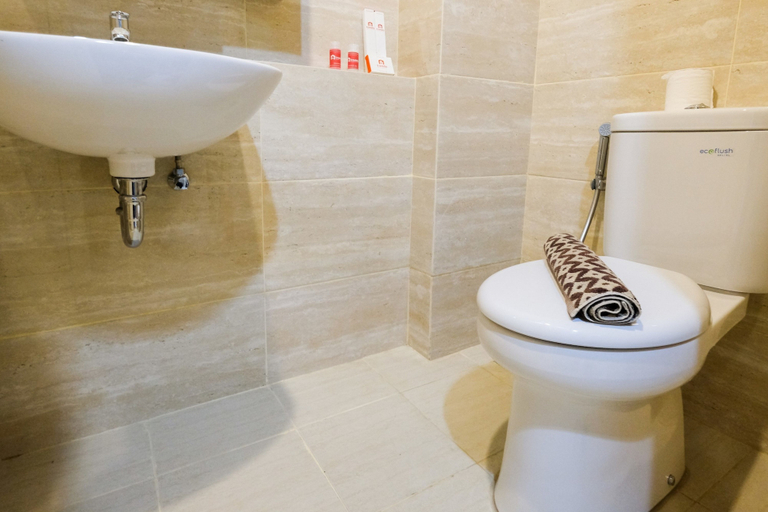 Bathroom 3, New Furnished Studio Apartment Springwood Residence, Tangerang