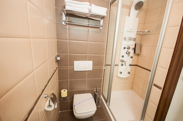 Bathroom, Hotel Maxim, Sali