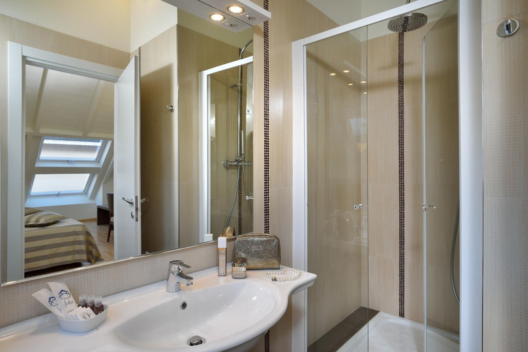 Bathroom 5, Hotel Astor, Bologna