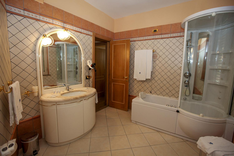 Bathroom 5, Hotel I Gigli, Napoli