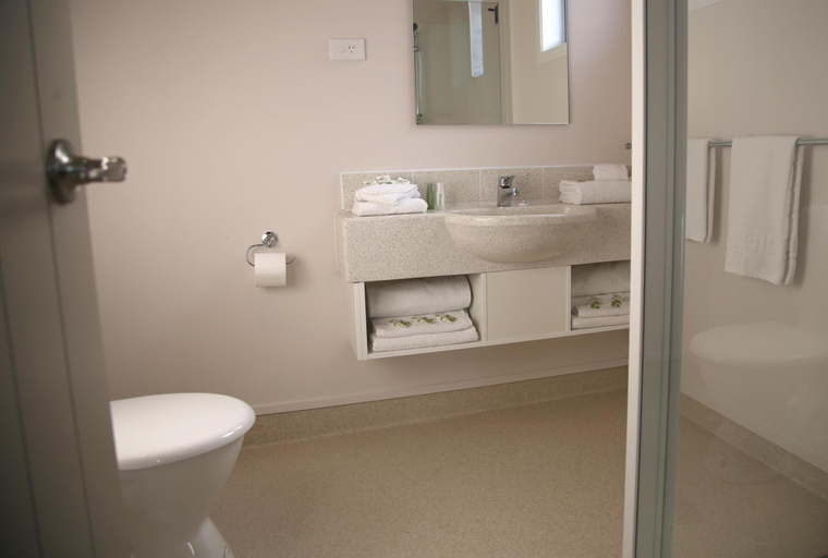 Bathroom 3, Masonic Hotel Waitara, New Plymouth