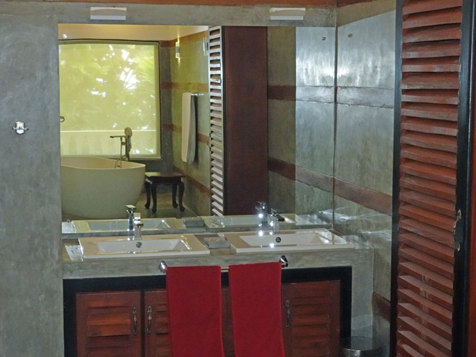 Bathroom 5, Suite Lanka, Hikkaduwa