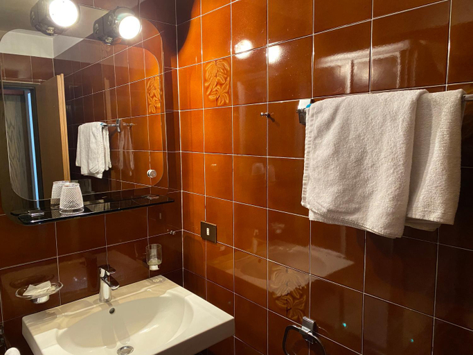 Bathroom 3, Hotel Friedemann, Bolzano