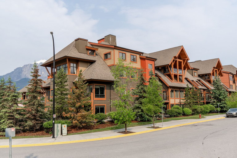 Exterior & Views