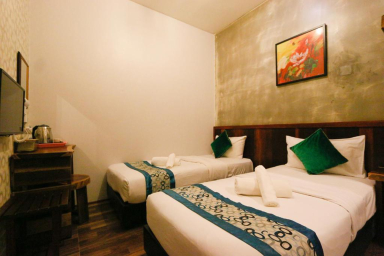 Bedroom 3, Swing & Pillows @ Anggun Hotel Seri Iskandar, Ipoh, Perak Tengah