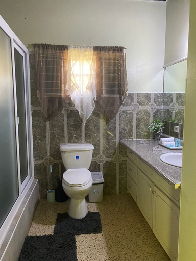 Bathroom 3, Lachemar Guest House