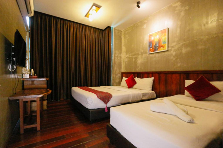 Bedroom 2, Swing & Pillows @ Anggun Hotel Seri Iskandar, Ipoh, Perak Tengah