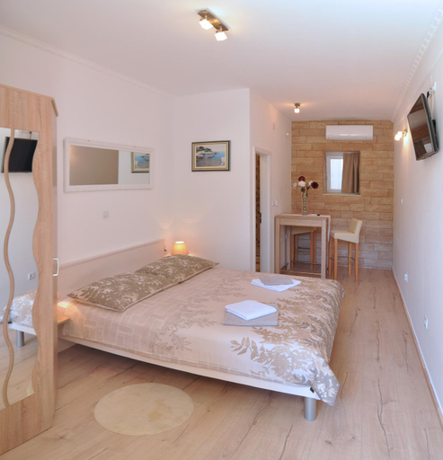 Others 3, Rooms Palma, Split