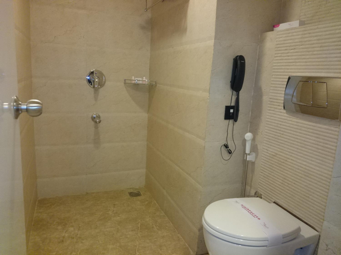 Bathroom 5, Diana Heights Luxury Hotel, Ernakulam