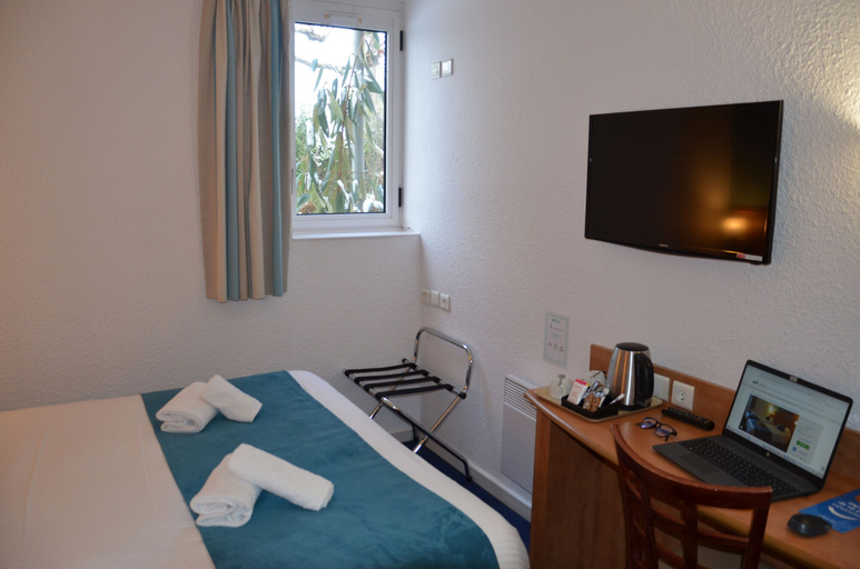 Bedroom 2, Brit Hotel Caen Herouville, Calvados