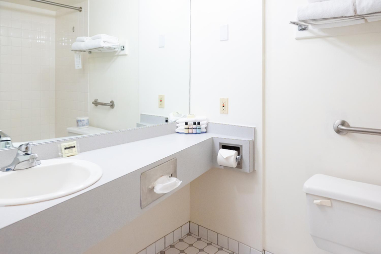 Bathroom 5, Rodd Brudenell River Resort, Kings