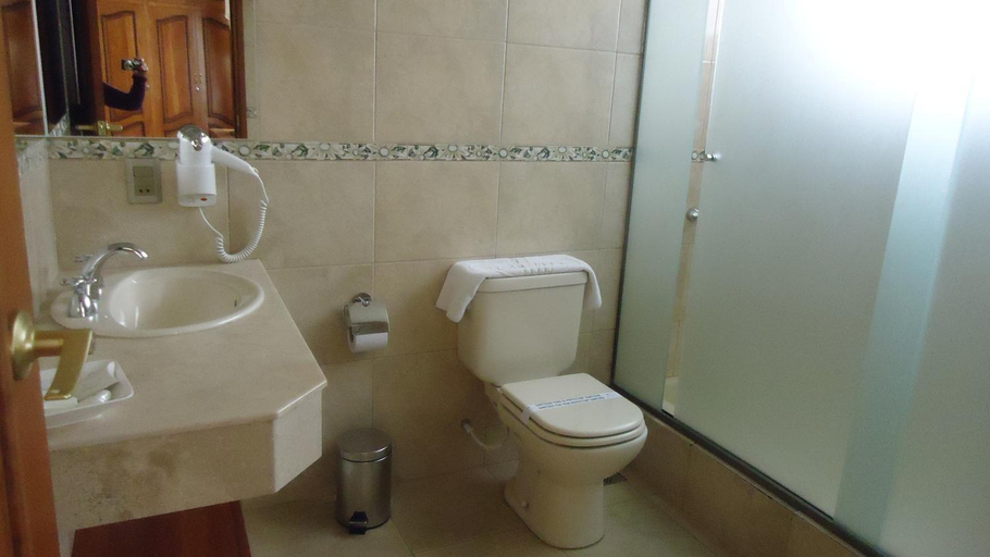 Bathroom 4, Gran Hotel Toloma, Cercado
