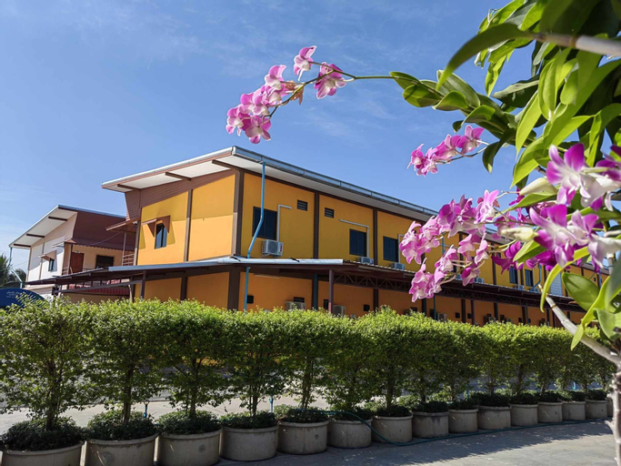 Exterior & Views 27