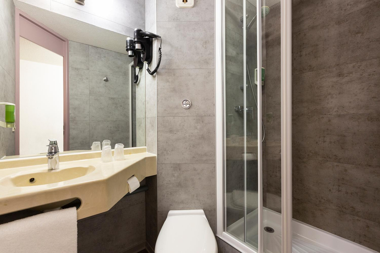 Bathroom 3, B&B HOTEL Marne la Vallee Chelles, Seine-et-Marne