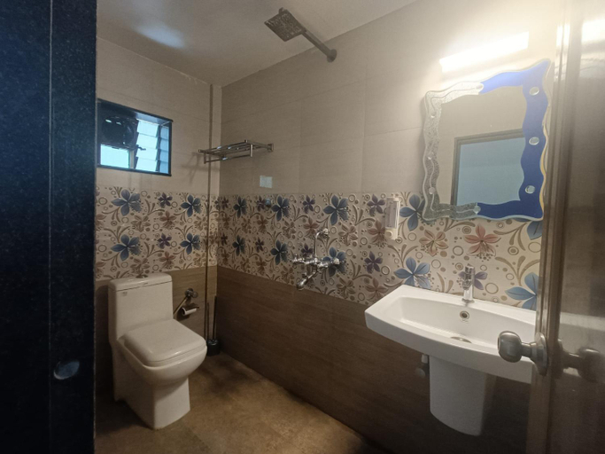 Bathroom 2, Sun N Moon Guesthouse, South Goa