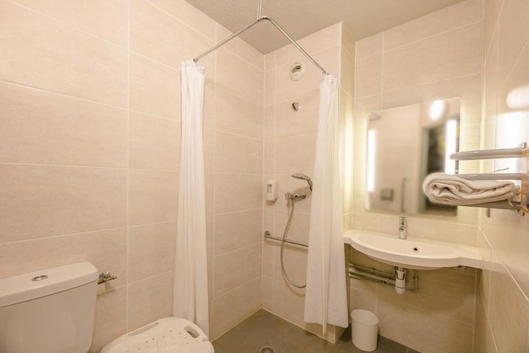 Bathroom 4, B&B HOTEL Poitiers 1 Futuroscope, Vienne