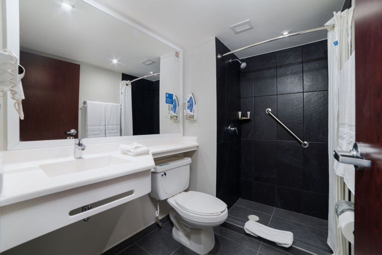 Bathroom 4, City Express by Marriott Silao Aeropuerto, Silao