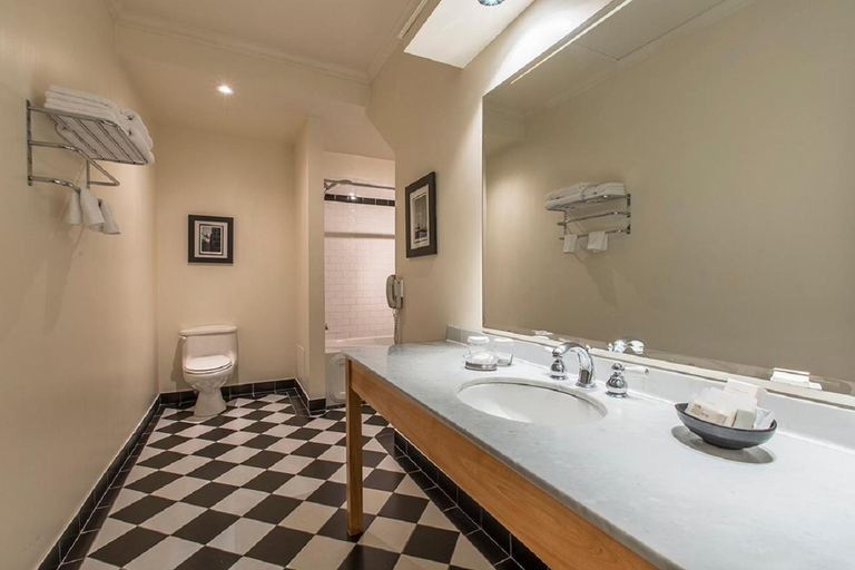 Bathroom 3, LHotel, Montréal