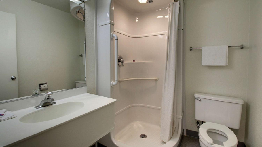 Bathroom 4, Rodeway Inn Fort Smith I-40, Sebastian