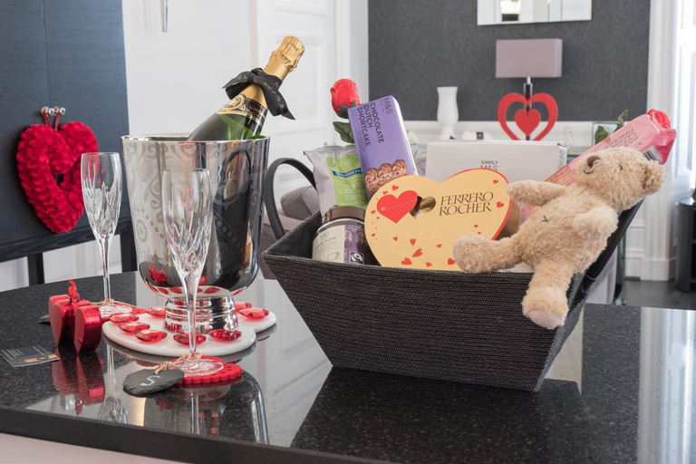 Food & Drinks 3, Marks At The Manor Luxury Riverside Apartments - Sleeps up to 4, with Parking and Sky TV, Aberdeen