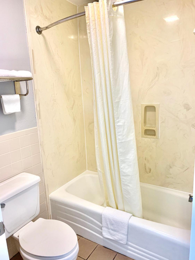 Bathroom 3, Scottish Inns Westcott Street, Houston