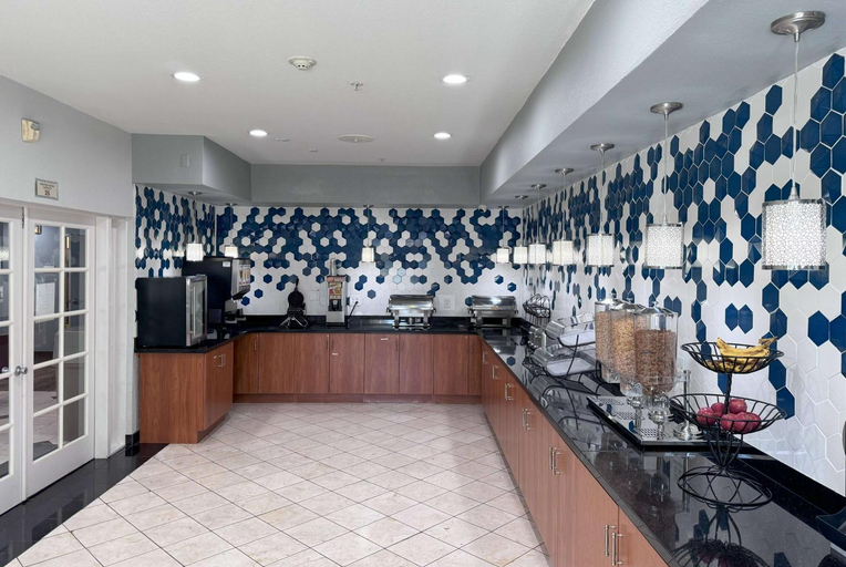 Food & Drinks 5, La Quinta Inn & Suites by Wyndham Tulare, Tulare