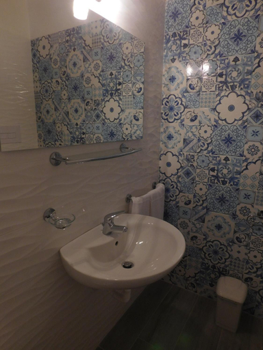 Bathroom 2, B & B Amore, Salerno