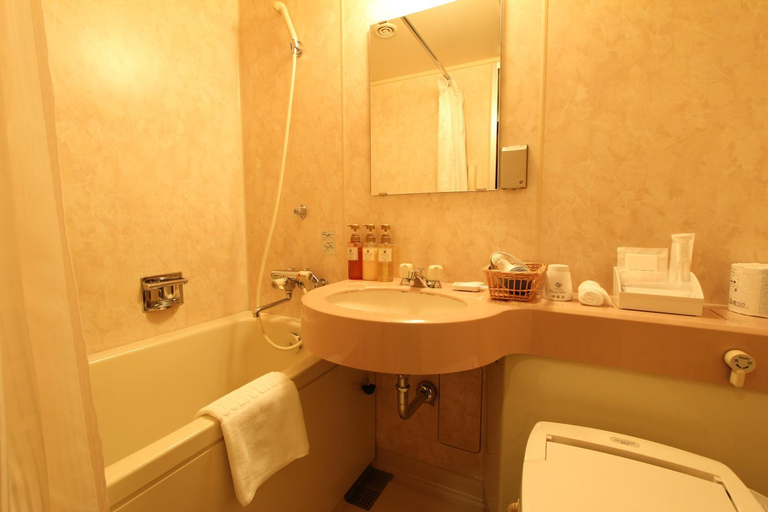 Bathroom 4, Shimonoseki Grand Hotel, Shimonoseki