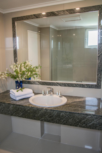 Bathroom 5, Sovereign Beach Hotel, South Aegean