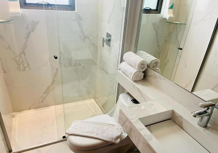 Bathroom 4, Hotel Aruja, Aruja