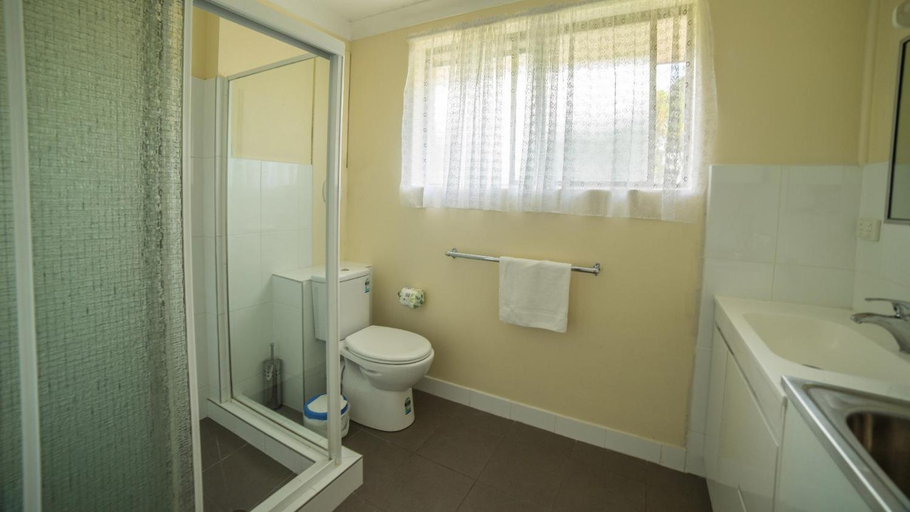 Bathroom 3, Jadon Place Holiday Apartments, Gold Coast
