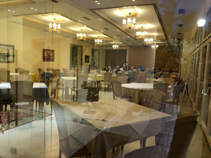 Food & Drinks 5, Grand White City Hotel, Beratit