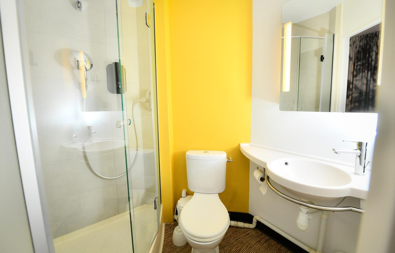 Bathroom 5, B&B HOTEL Dijon Centre, Côte-d'Or