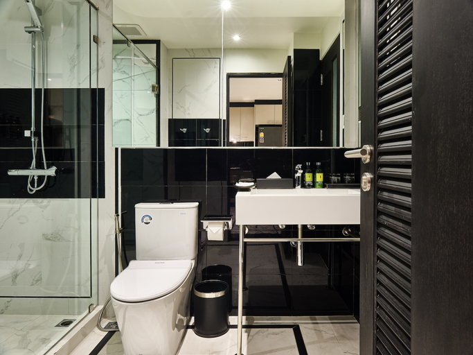 Bathroom, Floral Court Hotel and Residence, Wattana