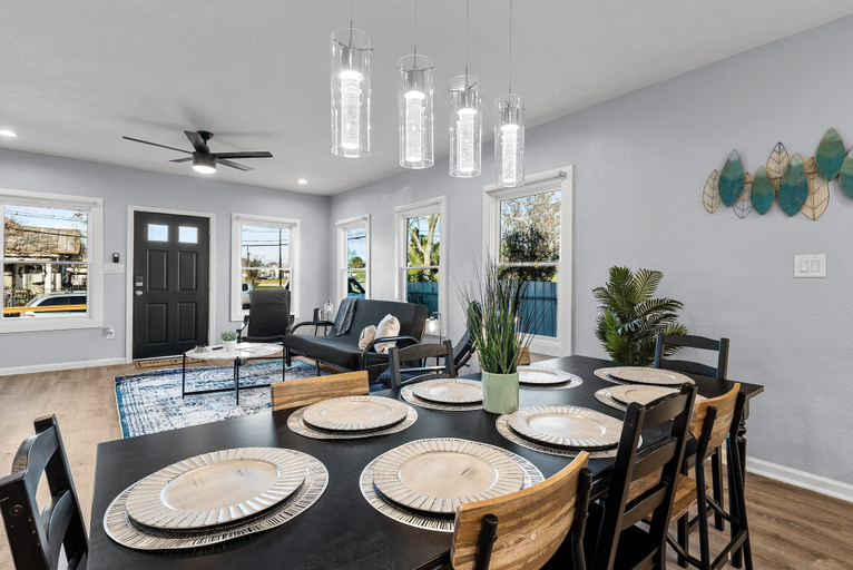 Food & Drinks 3, Inviting 4br/2.5ba Downtown Home With Ample Space!, Bexar