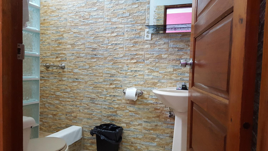 Bathroom, Anchorage Beach Resort Caye Caulker