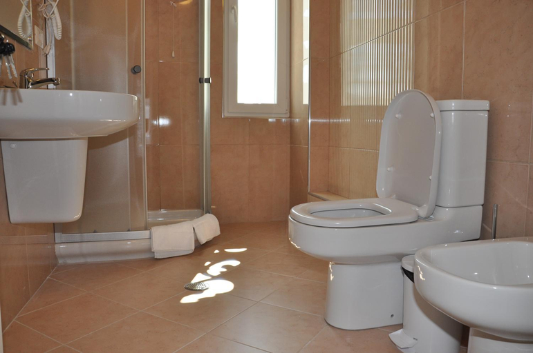 Bathroom 4, Grand White City Hotel, Beratit